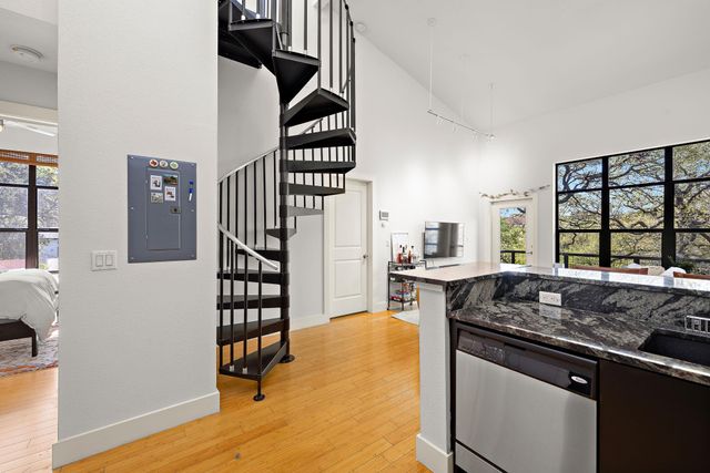 907 Duncan LN 302, Austin, TX 78705