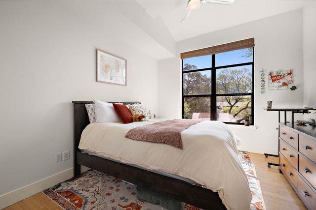 907 Duncan LN 302, Austin, TX 78705