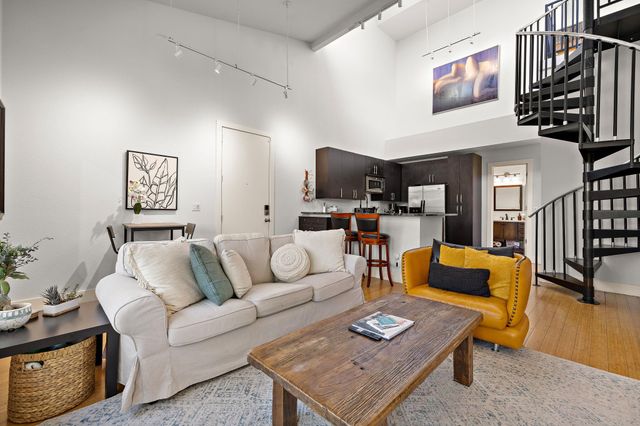 907 Duncan LN 302, Austin, TX 78705