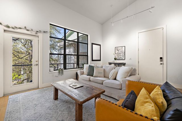 907 Duncan LN 302, Austin, TX 78705