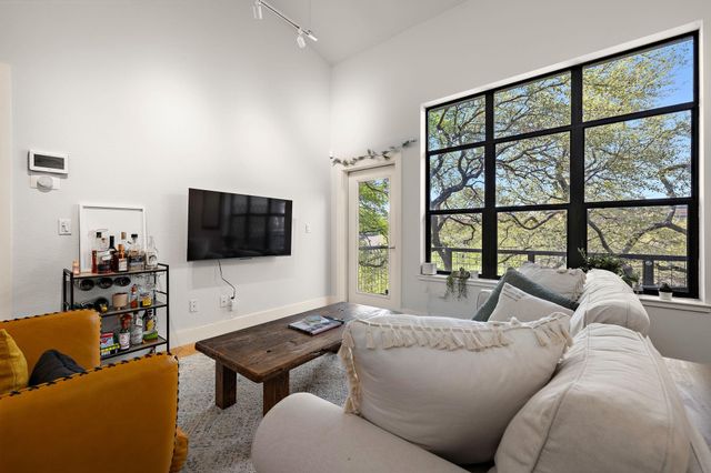 907 Duncan LN 302, Austin, TX 78705