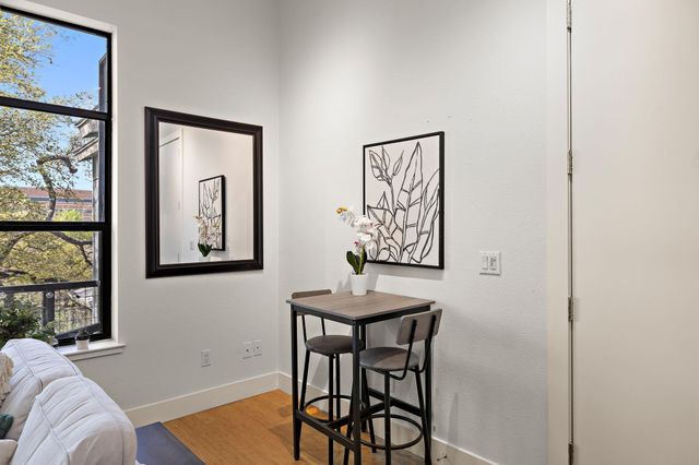 907 Duncan LN 302, Austin, TX 78705