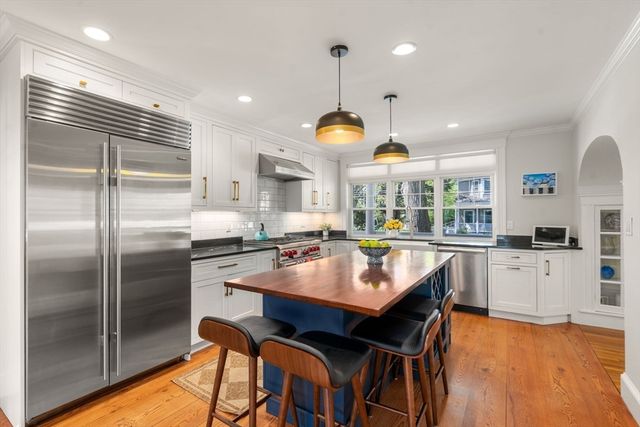 11 Fairlawn St, Needham, MA 02492