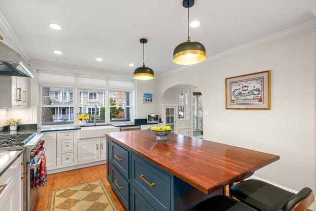 11 Fairlawn St, Needham, MA 02492