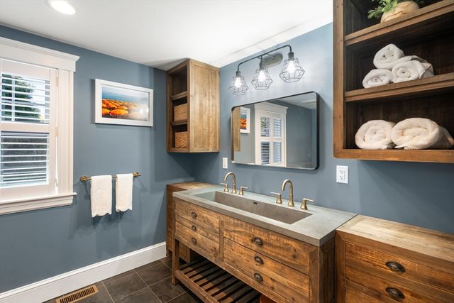 11 Fairlawn St, Needham, MA 02492