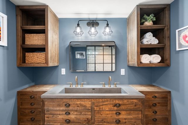 11 Fairlawn St, Needham, MA 02492