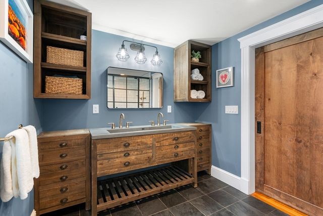 11 Fairlawn St, Needham, MA 02492