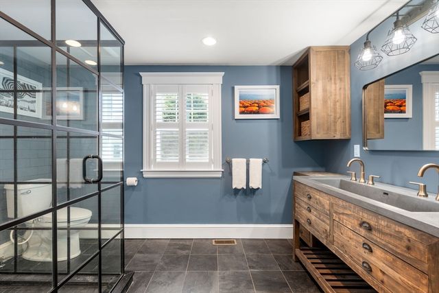 11 Fairlawn St, Needham, MA 02492