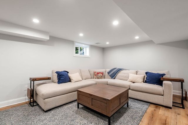 11 Fairlawn St, Needham, MA 02492