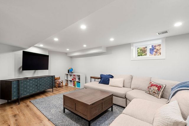 11 Fairlawn St, Needham, MA 02492