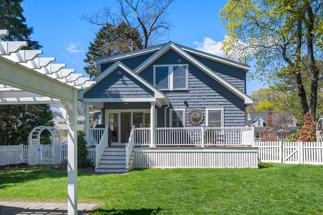 11 Fairlawn St, Needham, MA 02492