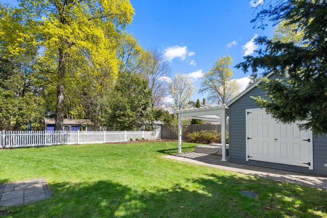 11 Fairlawn St, Needham, MA 02492