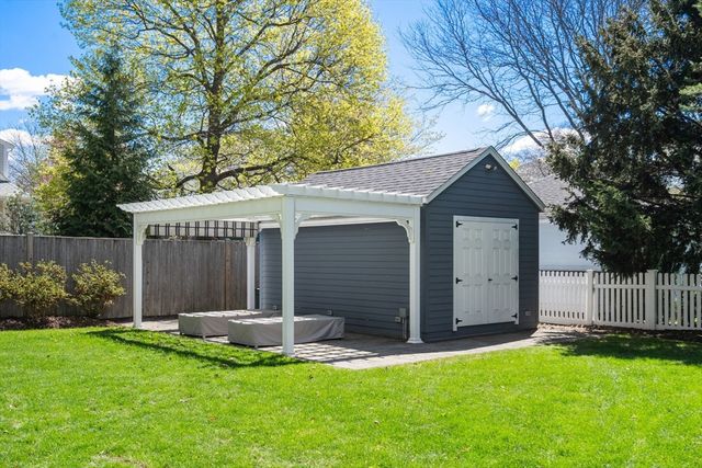 11 Fairlawn St, Needham, MA 02492