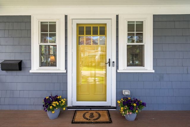 11 Fairlawn St, Needham, MA 02492