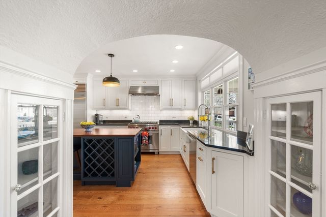 11 Fairlawn St, Needham, MA 02492