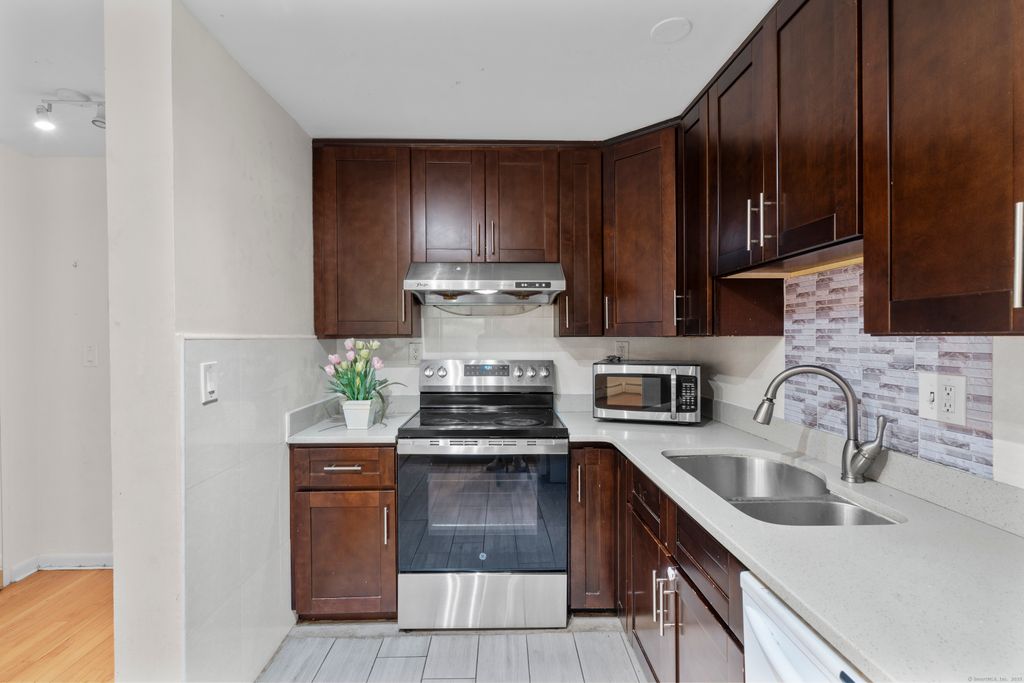 102 Oakwood Avenue APT B5, West Hartford, CT 06119