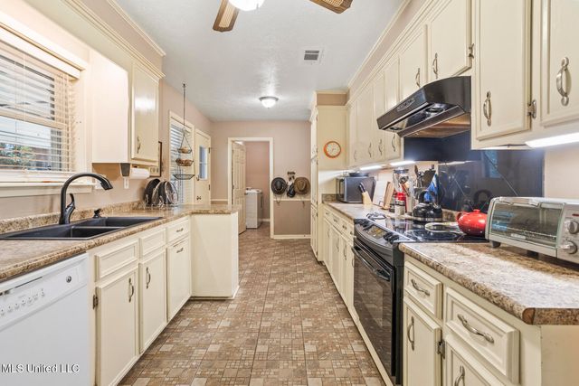 102 Spanish Moss Drive, Clinton, MS 39056