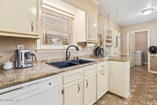 102 Spanish Moss Drive, Clinton, MS 39056