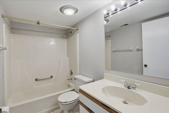 405 Old Stone Road E4, Munster, IN 46321