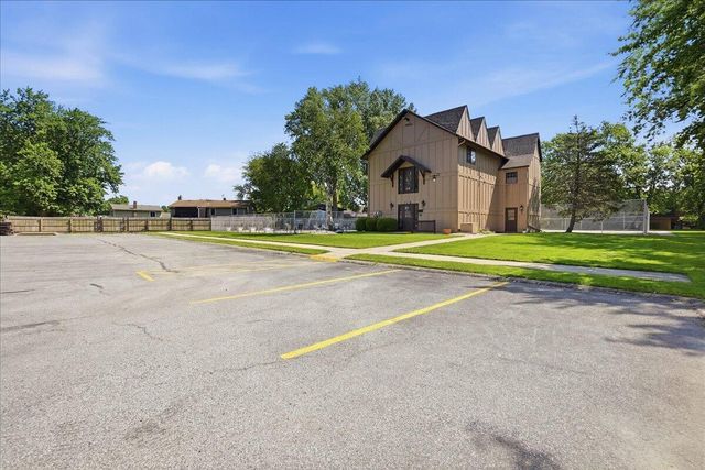405 Old Stone Road E4, Munster, IN 46321