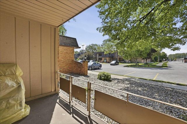 405 Old Stone Road E4, Munster, IN 46321