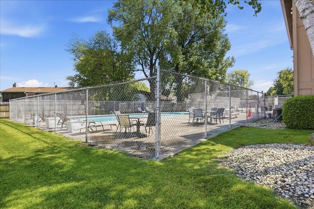 405 Old Stone Road E4, Munster, IN 46321