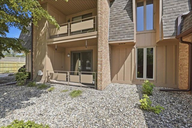 405 Old Stone Road E4, Munster, IN 46321
