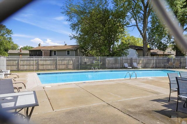 405 Old Stone Road E4, Munster, IN 46321