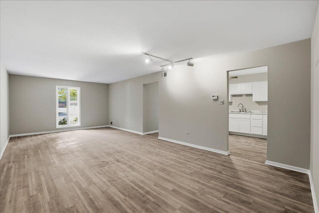 405 Old Stone Road E4, Munster, IN 46321