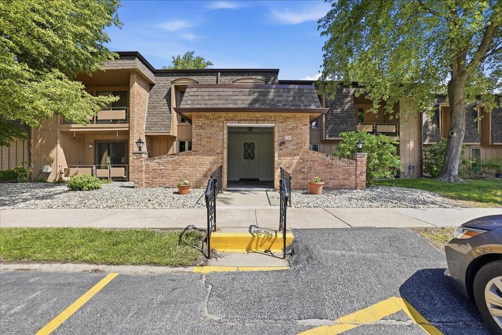 405 Old Stone Road E4, Munster, IN 46321