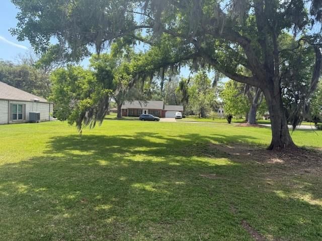 2225 Riverside Drive, West Columbia, TX 77486