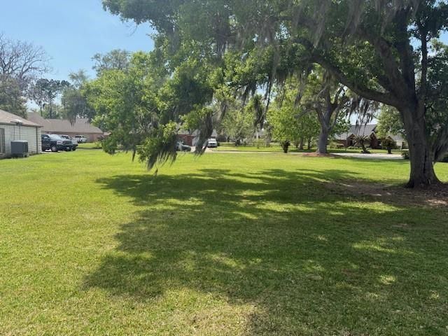 2225 Riverside Drive, West Columbia, TX 77486