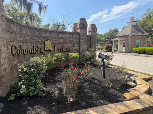 2225 Riverside Drive, West Columbia, TX 77486