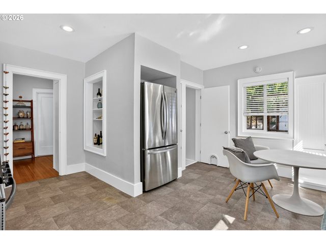 6826 N CONGRESS Ave, Portland, OR 97217