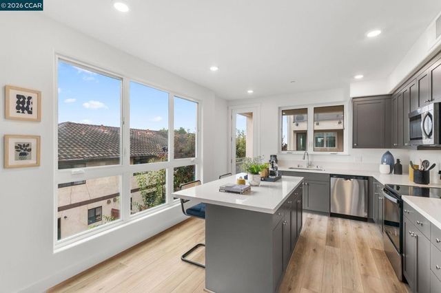 27277 Cosmo Ct, Hayward, CA 94544