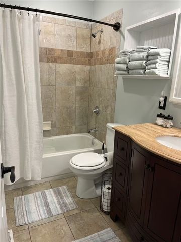 425 Magnolia Ave J, St Simons Island, GA 31522