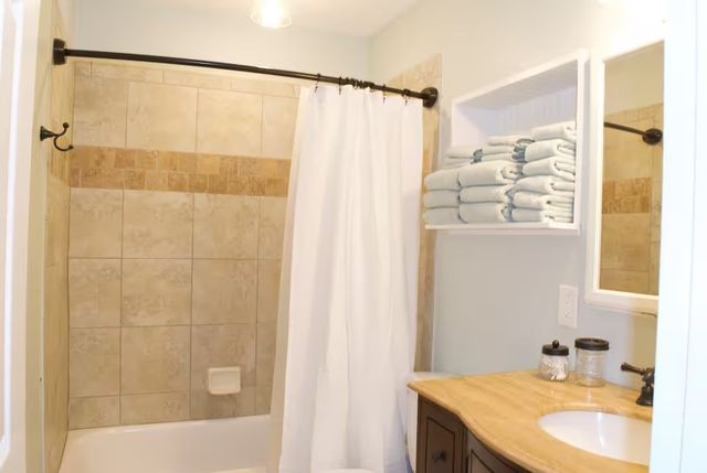 425 Magnolia Ave J, St Simons Island, GA 31522