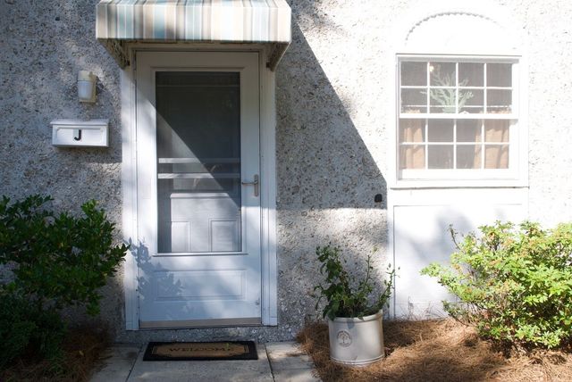 425 Magnolia Ave J, St Simons Island, GA 31522