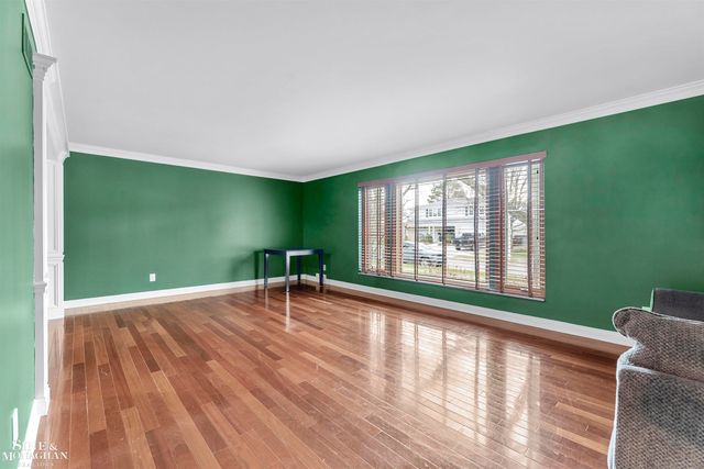 740 Perrien Place Road, Grosse Pointe Woods, MI 48236