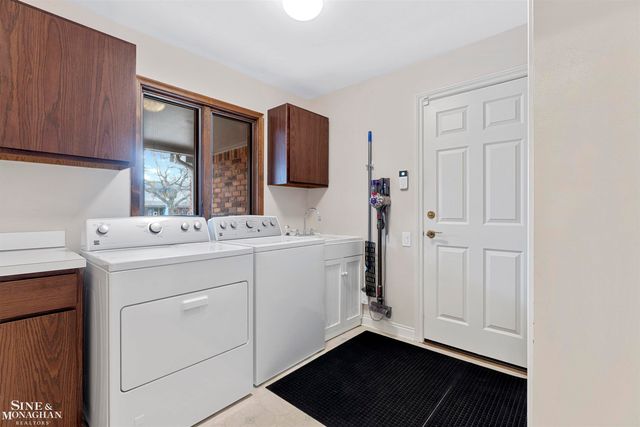 740 Perrien Place Road, Grosse Pointe Woods, MI 48236