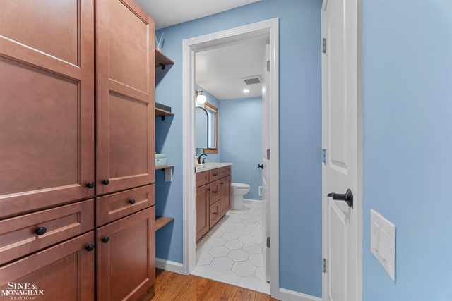 740 Perrien Place Road, Grosse Pointe Woods, MI 48236