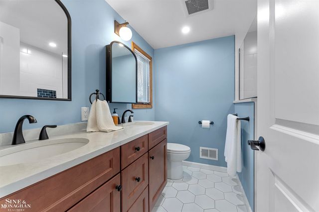 740 Perrien Place Road, Grosse Pointe Woods, MI 48236