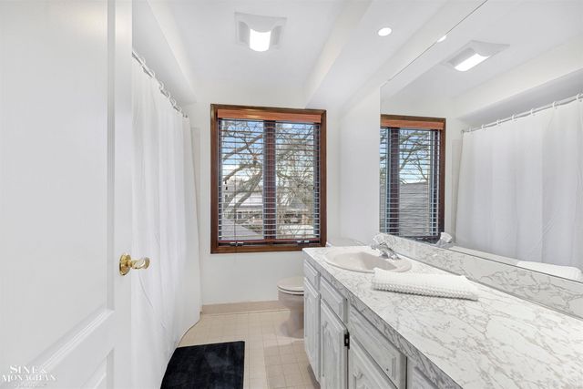 740 Perrien Place Road, Grosse Pointe Woods, MI 48236