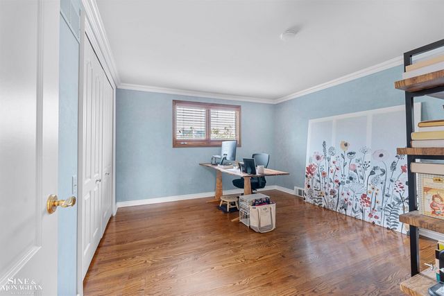 740 Perrien Place Road, Grosse Pointe Woods, MI 48236