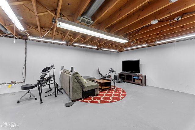 740 Perrien Place Road, Grosse Pointe Woods, MI 48236