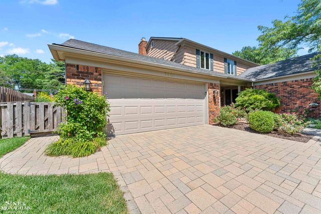 740 Perrien Place Road, Grosse Pointe Woods, MI 48236