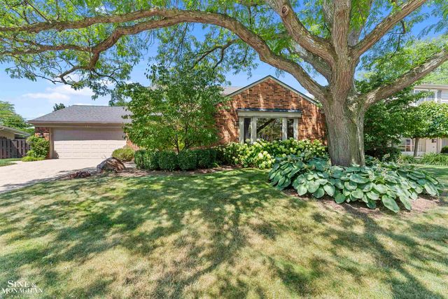 740 Perrien Place Road, Grosse Pointe Woods, MI 48236