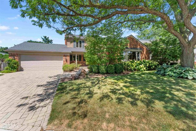 740 Perrien Place Road, Grosse Pointe Woods, MI 48236