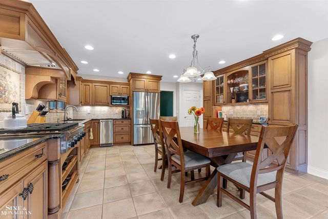 740 Perrien Place Road, Grosse Pointe Woods, MI 48236