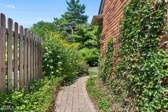 740 Perrien Place Road, Grosse Pointe Woods, MI 48236